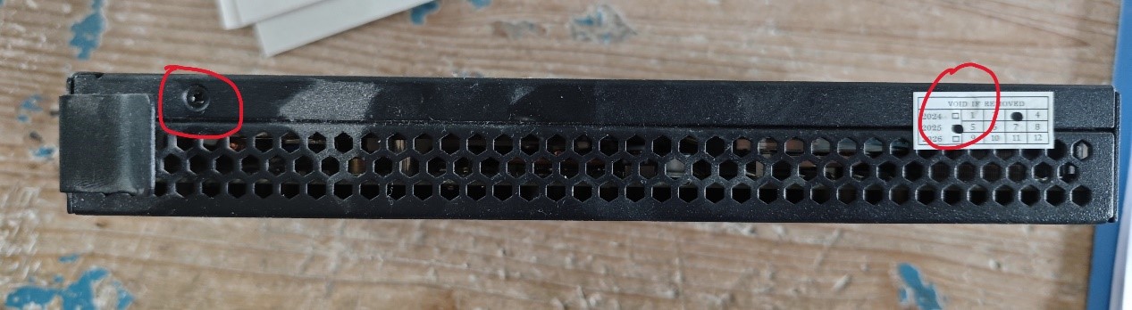 OPS机身右侧（什么接口都没有的那一面）